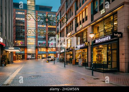 Helsinki, Finnland. Großes Logo Des Mcdonalds Restaurant Cafe Im Alten Gebäude In Der Mannerheim Avenue Street. Stockfoto