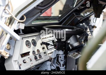 Großkaliber Maschinengewehr mit einem Drehturm auf dem Tank Nahaufnahme. Stockfoto