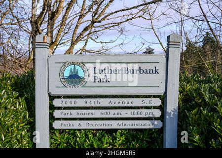 MERCER ISLAND, WA, USA – 17. JANUAR 2022: Luther Burbank Park Schild am Eingang zu Parkplätzen Stockfoto