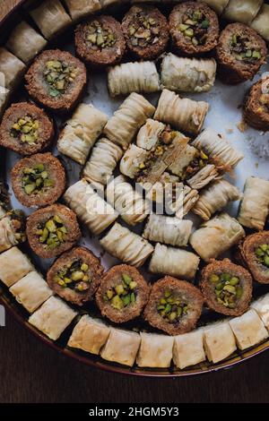 Kreisförmige Dose mit verschiedenen Baklava-Filo-Süßgebäck aus dem Nahen Osten Stockfoto