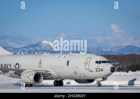 MISAWA, Japan (Jan 21, 2022) – Ein P-8A Poseidon, der den „Goldenen Schwertkämpfern“ der Patrouillenschwadron (VP) 47 zugewiesen wurde, Taxis am Misawa Air Base. VP-47 wird derzeit in NAF Misawa, Japan, eingesetzt, um maritime Patrouillen, Aufklärungs- und Theateraufklärungseinsätze innerhalb des Einsatzgebiets der US-Flotte 7th (C7F) durchzuführen, um die Ziele der Kommandanten, der Task Force 72, C7F und der US-Indo-Pacific Command in der gesamten Region zu unterstützen. (USA Navy Foto von Mass Communication Specialist 3rd Klasse Benjamin Ringers) Stockfoto