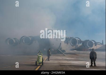 Die der 911th Maintenance Group zugeordneten Flieger führen an der Pittsburgh International Airport Air Reserve Station, Pennsylvania, am 21. Januar 2022 einen Motorentkonservierungslauf auf einem C-17 Globemaster III durch. Die Entkonservierung wurde durchgeführt, um überschüssiges Öl zu verbrennen, das zur Erhaltung der Flugzeugmotoren verwendet wurde, da es längere Zeit im Hangar verbrachte, während es eine Flugzeugwäsche, eine Modernisierung und Wartung von Brennstoffzellen erhielt. (USA Luftstreitkräfte-Foto von Joshua J. Seybert) Stockfoto
