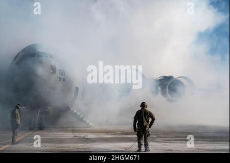 Die der 911th Maintenance Group zugeordneten Flieger führen an der Pittsburgh International Airport Air Reserve Station, Pennsylvania, am 21. Januar 2022 einen Motorentkonservierungslauf auf einem C-17 Globemaster III durch. Die Entkonservierung wurde durchgeführt, um überschüssiges Öl zu verbrennen, das zur Erhaltung der Flugzeugmotoren verwendet wurde, da es längere Zeit im Hangar verbrachte, während es eine Flugzeugwäsche, eine Modernisierung und Wartung von Brennstoffzellen erhielt. (USA Luftstreitkräfte-Foto von Joshua J. Seybert) Stockfoto