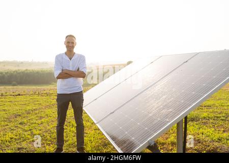 Der Ingenieur von oung überprüft den Betrieb der Sonne und die Sauberkeit der Photovoltaik-Solarzellen bei Sonnenuntergang. Konzept: Erneuerbare Energien, Technologie Stockfoto