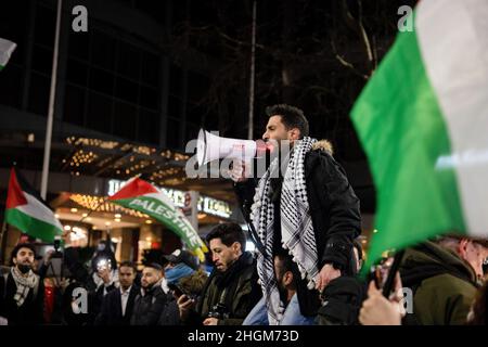 London, Großbritannien. 21st Januar 2022. Während der Demonstration singt ein Demonstrator Parolen durch ein Megaphon. Hunderte von Palästinensern aus London protestierten vor der Botschaft Israels wegen eines morgendlichen Angriffs der israelischen Soldaten in Sheikh Jarrah am 19th. Januar 2022. Sie forderten die israelische Regierung auf, die Zerstörung von Häusern im besetzten Palästina-Territorium und die ethnische Säuberung der Palästinenser zu stoppen. Die Menge marschierte später mit Eskorte der Met Police nach Central London hinab. Kredit: SOPA Images Limited/Alamy Live Nachrichten Stockfoto