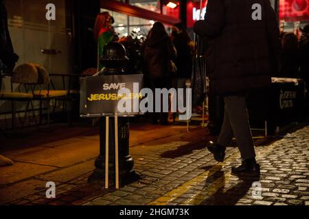 London, Großbritannien. 21st Januar 2022. Ein Plakat mit der Aufschrift „Rette Jerusalem“ ist während der Demonstration auf der Seite. Hunderte von Palästinensern aus London protestierten vor der Botschaft Israels wegen eines morgendlichen Angriffs der israelischen Soldaten in Sheikh Jarrah am 19th. Januar 2022. Sie forderten die israelische Regierung auf, die Zerstörung von Häusern im besetzten Palästina-Territorium und die ethnische Säuberung der Palästinenser zu stoppen. Die Menge marschierte später mit Eskorte der Met Police nach Central London hinab. Kredit: SOPA Images Limited/Alamy Live Nachrichten Stockfoto