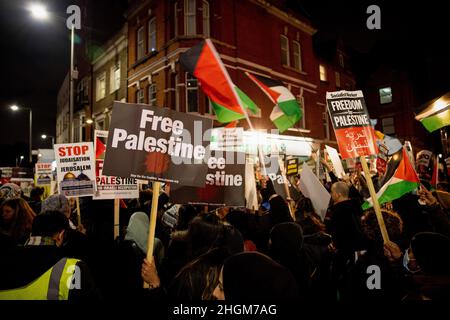 Die Demonstranten halten palästinensische Fahnen und Plakate mit der Aufschrift "Free Palestine" während der Demonstration. Hunderte von Palästinensern aus London protestierten vor der Botschaft Israels wegen eines morgendlichen Angriffs der israelischen Soldaten in Sheikh Jarrah am 19th. Januar 2022. Sie forderten die israelische Regierung auf, die Zerstörung von Häusern im besetzten Palästina-Territorium und die ethnische Säuberung der Palästinenser zu stoppen. Die Menge marschierte später mit Eskorte der Met Police nach Central London hinab. (Foto von Hesther Ng/SOPA Images/Sipa USA) Stockfoto