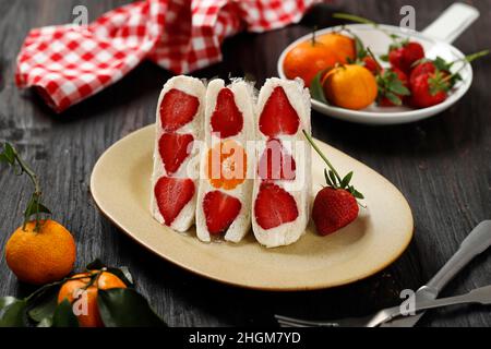 Japanisches Fruits Sandwich Furutsu Sando auf Holzhintergrund, chaotisch Styling Stockfoto