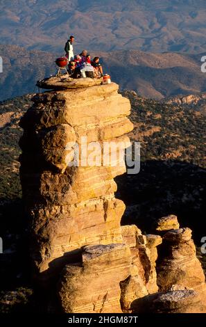 Kletterer und Hund beim Grillen auf Hitchcock Pinnacle, Windy Point. Santa Catalina Mountains, Arizona Stockfoto