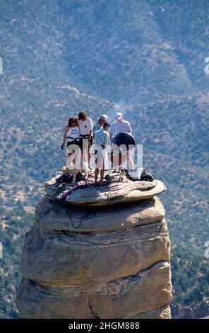 Kletterer und Hund beim Grillen auf Hitchcock Pinnacle, Windy Point. Santa Catalina Mountains, Arizona Stockfoto