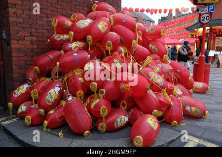 London, Großbritannien, 21st. Januar 2022. Die Arbeiter in Londons Chinatown nehmen die ikonischen roten Laternen der Gegend ab und ersetzen sie durch die diesjährigen Versionen mit den Namen der aktuellen Sponsoren vor dem chinesischen Neujahrsfest am 1st. Februar, bei dem die chinesische Gemeinschaft im Jahr des Tigers willkommen heißen wird. Kredit: Elfte Stunde Fotografie/Alamy Live Nachrichten Stockfoto