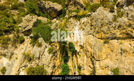 Großer Felsen isoliert auf weißem Hintergrund. Dieser hat einen Beschneidungspfad. Stockfoto