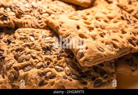 Haferflockenkekse mit Flachs- und Sonnenblumenkernen verschwimmen. Stockfoto