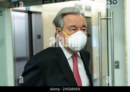 New York, NY - 21. Januar 2022: UN-Generalsekretär Antonio Guterres geht von seinem Pressegespräch vor dem UN-Hauptquartier aus Stockfoto