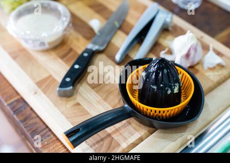 Edelstahlpresse auf dem Tisch Stockfoto