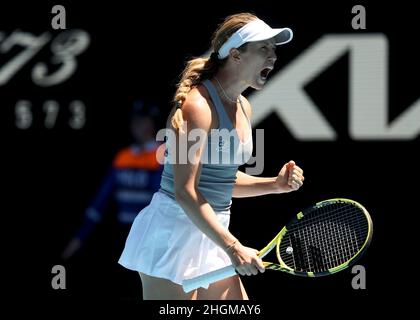 Melbourne, Australien. 22nd. Januar 2022. Der amerikanische Tennisspieler Danielle Collins feiert am Samstag, den 22. Januar 2022, während des Australian Open-Turniers im Melbourne Park. © Jürgen Hasenkopf / Alamy Live News Stockfoto