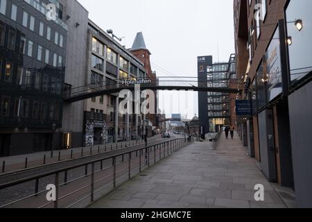 Holzhafen in der Stadt Hamburg - STADT HAMBURG, DEUTSCHLAND - 21. DEZEMBER 2021 Stockfoto