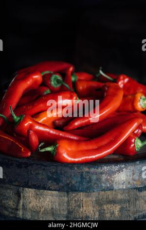 Viele rote ungarische Ziegenhorn-Chilischoten in einem Haufen Stockfoto