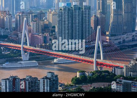 Panorama-Skyline und moderne Geschäftsgebäude in Chongqing, China. Stockfoto