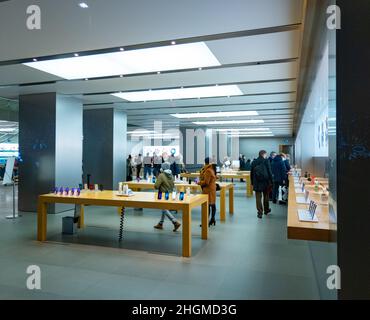 Apple Store in der Stadt Hamburg - STADT HAMBURG, DEUTSCHLAND - 21. DEZEMBER 2021 Stockfoto