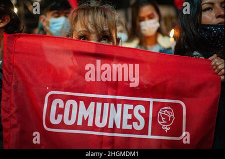 Bogota, Kolumbien. 21st Januar 2022. Eine Frau hält eine Flagge der ehemaligen politischen Partei der FARC Comunes zur Unterstützung im Restaurant Casa Alternativa, wo das linke Parteihauptquartier der Comunes, bestehend aus ehemaligen Mitgliedern der FARC, am 21. Januar in Bogota Frieden in Kolumbien unterzeichnete, 2022, nachdem die kolumbianische Polizei in einem der Badezimmer des Restaurants eine Bombe gefunden hatte, die einsatzbereit war. Kredit: Long Visual Press/Alamy Live Nachrichten Stockfoto