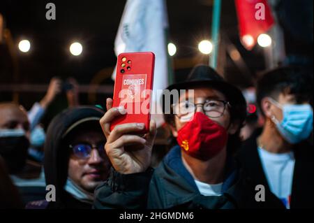 Bogota, Kolumbien. 21st Januar 2022. Ein Unterstützer der ehemaligen politischen Partei Comunes der FARC trifft im Restaurant Casa Alternativa ein, wo sich das linke Parteihauptquartier der Comunes befindet, das aus ehemaligen Mitgliedern der FARC besteht, die am 21. Januar in Bogota in Kolumbien Frieden unterzeichneten. 2022, nachdem die kolumbianische Polizei in einem der Badezimmer des Restaurants eine Bombe gefunden hatte, die einsatzbereit war. Kredit: Long Visual Press/Alamy Live Nachrichten Stockfoto