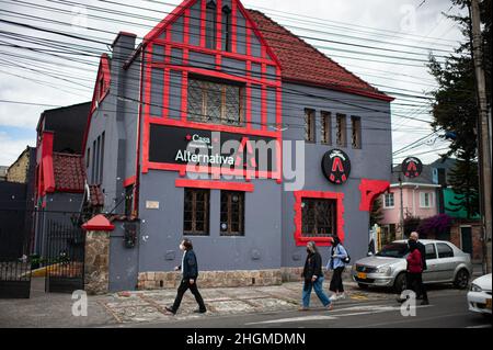 Bogota, Kolumbien. 21st Januar 2022. Der Blick auf das Restaurant Casa Alternativa war das linke Parteihauptquartier der Comunes, bestehend aus ehemaligen FARC-Mitgliedern, die am 21. Januar 2022 in Bogota Frieden in Kolumbien unterzeichneten, nachdem die kolumbianische Polizei in einem der Badezimmer des Restaurants eine Bombe gefunden hatte, die zur Aktivierung bereit war. Kredit: Long Visual Press/Alamy Live Nachrichten Stockfoto