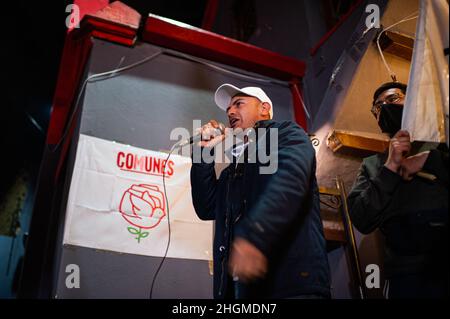 Bogota, Kolumbien. 21st Januar 2022. Manuel Bolivar der Besitzer des Restaurants Casa Alternativa war das linke Parteihauptquartier der Comunes, das aus ehemaligen FARC-Mitgliedern besteht, die am 21. Januar 2022 in Bogota in Kolumbien Frieden unterzeichneten, nachdem die kolumbianische Polizei in einem der Badezimmer des Restaurants eine Bombe gefunden hatte, die zur Aktivierung bereit war. Kredit: Long Visual Press/Alamy Live Nachrichten Stockfoto