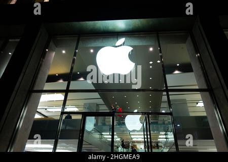 Apple Store in der Stadt Hamburg - STADT HAMBURG, DEUTSCHLAND - 21. DEZEMBER 2021 Stockfoto