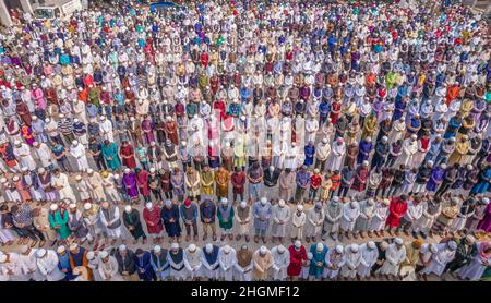 Barishal, Bangladesch. 22nd Januar 2022. Luftaufnahme zeigt Menschen, die an einem muslimischen Beerdigung einer Person teilnahmen, die den Kampf gegen die neue Covid-19 OMICRON-Variante in Barishal, Bhagladesh, verloren hat. (Bild: © Mustasinur Rahman Alvi/ZUMA Press Wire) Bild: ZUMA Press, Inc./Alamy Live News Stockfoto