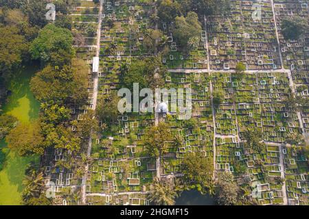 Barishal, Barishal, Bangladesch. 22nd Januar 2022. Die Luftaufnahme zeigt die Luftaufnahme eines muslimischen Friedhofssaals in Barisal in Bangladesch, dem größten Friedhof des Landes, wo Tausende muslimischer Gläubiger nach ihrem Gebet in der Moschee für ihren Verlorenen beten. (Bild: © Mustasinur Rahman Alvi/ZUMA Press Wire) Bild: ZUMA Press, Inc./Alamy Live News Stockfoto