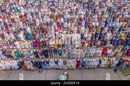 Barishal, Bangladesch. 22nd Januar 2022. Luftaufnahme zeigt Menschen, die an einem muslimischen Beerdigung einer Person teilnahmen, die den Kampf gegen die neue Covid-19 OMICRON-Variante in Barishal, Bhagladesh, verloren hat. (Bild: © Mustasinur Rahman Alvi/ZUMA Press Wire) Bild: ZUMA Press, Inc./Alamy Live News Stockfoto