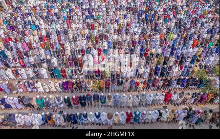 Barishal, Bangladesch. 22nd Januar 2022. Luftaufnahme zeigt Menschen, die an einem muslimischen Beerdigung einer Person teilnahmen, die den Kampf gegen die neue Covid-19 OMICRON-Variante in Barishal, Bhagladesh, verloren hat. (Bild: © Mustasinur Rahman Alvi/ZUMA Press Wire) Bild: ZUMA Press, Inc./Alamy Live News Stockfoto