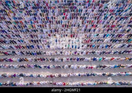 Barishal, Bangladesch. 22nd Januar 2022. Luftaufnahme zeigt Menschen, die an einem muslimischen Beerdigung einer Person teilnahmen, die den Kampf gegen die neue Covid-19 OMICRON-Variante in Barishal, Bhagladesh, verloren hat. (Bild: © Mustasinur Rahman Alvi/ZUMA Press Wire) Bild: ZUMA Press, Inc./Alamy Live News Stockfoto