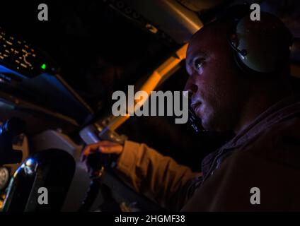 U.S. Air Force 1st LT. Marcel Trott, ein KC-135 Stratotanker Pilot mit der Expeditionary Air Betankungsschwadron 340th, hebt von einem Stützpunkt im Verantwortungsbereich des U.S. Central Command ab, um die Luftangriffe in Syrien zu unterstützen, 23. September 2014. Mehrere KC-135-Stratotanker waren Teil eines großen Bündnisstreikpakets, das als erste Ziele des IS in Syrien streikten. (USA Luftwaffe Foto von Senior Airman Matthew Bruch/veröffentlicht) Stockfoto