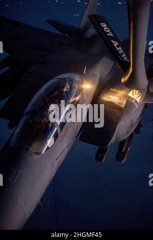 Ein F-15E Strike Eagle der US-Luftwaffe erhält Kraftstoff von einem KC-135 Stratotanker über den Nordirak, nachdem er am 23. September 2014 Luftangriffe in Syrien durchgeführt hatte. Diese Flugzeuge waren Teil eines großen Bündnisstreikpakets, das als erstes Ziele des IS in Syrien angriff. (USA Luftwaffe Foto von Senior Airman Matthew Bruch/veröffentlicht) Stockfoto