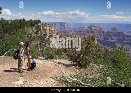 Zwei weibliche Wanderer genießen den Blick vom Nordrand des Grand Canyon am Widforss Point Stockfoto