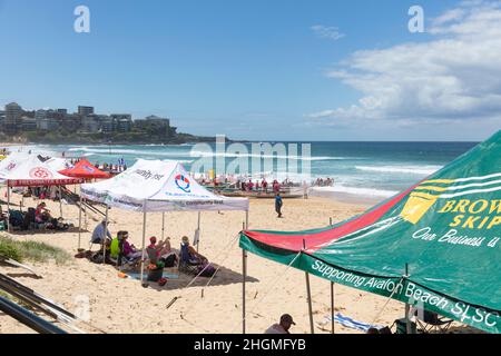 Sydney, Australien. 22. Januar 2022. Das traditionelle Surfboot-Rennen im North Steyne Surf Life Saving Club am Manly Beach ist Teil von Clubs und Teams aus ganz Sydney und aus der Umgebung in New South Wales, Australien. Credit Martin Berry@alamy Live News. Kredit: martin Berry/Alamy Live News Stockfoto