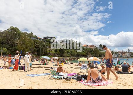 Shelly Beach in Manly Sydney, Australien, Menschen, die sich an diesem Strand in Sydney sonnen und entspannen Stockfoto