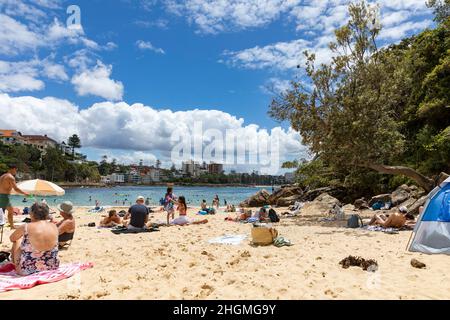 Shelly Beach in Manly, Menschen, die sich am Strand entspannen und sonnen, Sydney, NSW, Australien Stockfoto