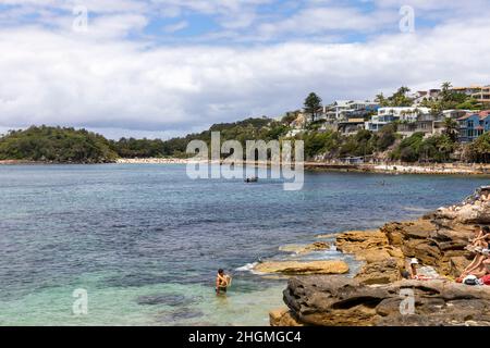 Shelly Beach in der Nähe von Manly in Sydney, NSW, Australien, mit Menschen, die schwimmen und die Kohlbaumbucht genießen Stockfoto