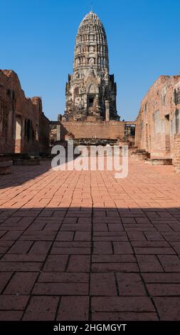 Die Hauptpagode (Prang) des Wat Ratchaburana, ein buddhistischer Tempel in Ayutthaya, einer ehemaligen Hauptstadt Thailands und Weltkulturerbe Stockfoto