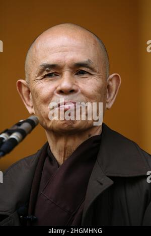 Los Angeles, CA, USA. 30th September 2007. Zen-Meister, Autor, Friedens- und Menschenrechtsaktivist THICH NHAT HANH führt Tausende seiner Unterstützer bei Peace Walks im MacArthur Park am Samstag in Los Angeles an. Hanh wird als einer der größten Friedensstifter unserer Zeit verehrt. Liebevoll als „Thay“ bezeichnet, das als Lehrer Vietnamesisch gilt, hat er mehr als 100 Bücher verfasst und wurde von Dr. Martin Luther King, Jr., für den Friedensnobelpreis nominiert. Thay ist seit seinem 16. Lebensjahr buddhistischer Mönch, Friedensaktivist und Verfechter von Liebe und Vergebung. Er hat die Verfolgung überlebt, drei Stockfoto