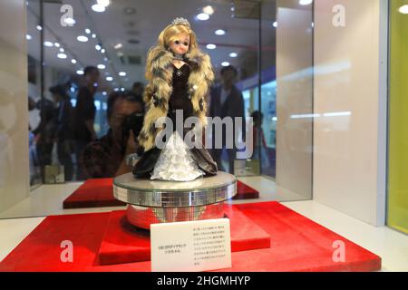 Licca Chan Doll trägt Zubehör im Wert von einer Million Yen in einem Showcase im Licca Chan Castle Amusement Center im Ono Tamura District, Fukushima Japan. Stockfoto