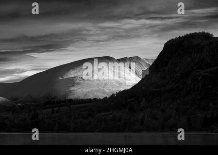 Schwarz-weiß Landschaftsansicht über Derwentwater vom Manesty Park in Richtung Blencathra und Walla Crag mit atemberaubenden Herbstfarben Stockfoto