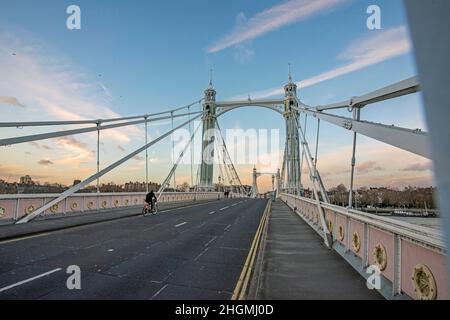 Albert Bridge, London die Albert Bridge ist eine Straßenbrücke über den Tideway der Themse, die Chelsea im Zentrum Londons am linken Ufer des Nordens verbindet Stockfoto