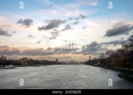 Albert Bridge, London die Albert Bridge ist eine Straßenbrücke über den Tideway der Themse, die Chelsea im Zentrum Londons am linken Ufer des Nordens verbindet Stockfoto