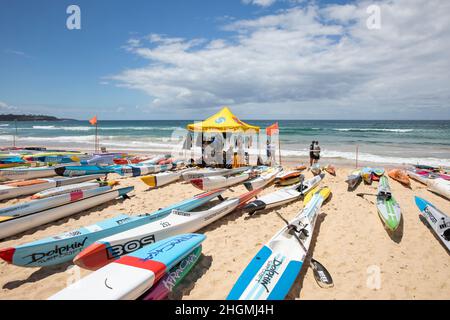 Sydney, Australien. 22nd Januar 2022. Manly Beach in Sydney veranstaltet einen Ozeankajak-Rennkarneval mit Surf-Leben, das Clubteams bei einer Reihe von Karnevalsrennen in Sydney, Australien, erwartet. Credit Martin Berry@alamy Live Nachrichten. Quelle: martin Berry/Alamy Live News Stockfoto