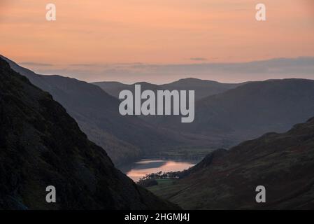 Episches Landschaftsbild mit Blick auf den Honister Pass nach Buttermere von Dale Head im Lake District während des Herbstuntergangs Stockfoto