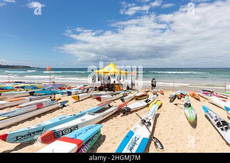 Sydney, Australien. 22nd Januar 2022. Manly Beach in Sydney veranstaltet einen Ozeankajak-Rennkarneval mit Surf-Leben, das Clubteams bei einer Reihe von Karnevalsrennen in Sydney, Australien, erwartet. Credit Martin Berry@alamy Live Nachrichten. Quelle: martin Berry/Alamy Live News Stockfoto